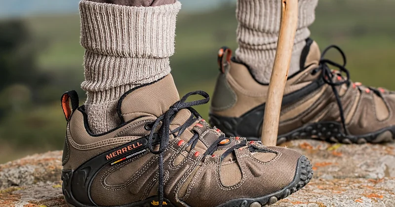 Chaussures anti-sable et chaussettes : le détail qui sauve vos pieds