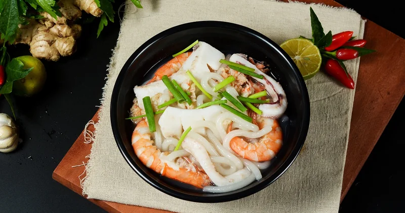 La mondialisation a-t-elle tué les traditions culinaires ? Le cas du pho, du curry et de la pizza