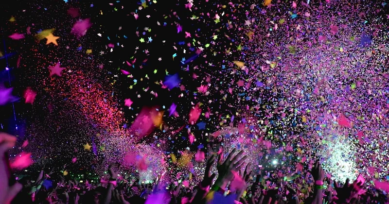 Comment être invité plutôt que touriste dans un festival local